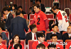 [포토] 출구조사 발표 후 퇴장하는 권성동·김기현