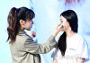 [포토] '케이유니버스 오픈클래스' 수업 진행하는 유채연 메이크업 아티스트