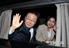 [포토] 차량에서 인사하는 이재명-김혜경