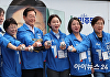 [포토] '내란종식' 쓰여진 야구공 손에 든 이재명