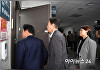 [포토] 권성동 의원실로 집결하는 국민의힘 의원들