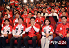 [포토] 말 없이 출구조사 지켜보는 국민의힘
