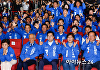 [포토] 출구조사에 기뻐하는 민주당