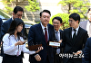 [포토] '내란 혐의' 윤석열, 포토라인 안 멈추고 말없이 통과