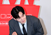 [포토] '미지의 서울' 류경수, 모내기하는 젊은 농부