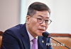 [포토] 질의에 답변하는 김용빈 중앙선관위 사무총장