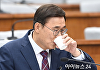 [포토] 목 축이는 이종석 국정원장 후보자