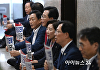 [포토] 원내대표실 앞에서 연좌농성하는 국민의힘 의원들
