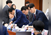 [포토] '배경훈 인사청문회'에서 '최민희 독재 OUT' 피켓 붙이는 국민의힘