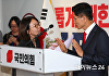 [포토] 꽃다발 사양하는 김문수