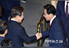 [포토] 국민의힘 의원들과 인사 나누는 이재명 대통령