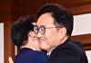 [포토] 김민석 국무총리 끌어안는 우원식 국회의장