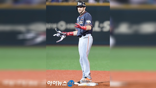 KT '승부수' 호잉 영입 알몬테 방출 - Vimarsana News