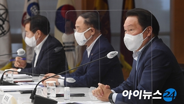 홍남기 만난 최태원 "격변기 맞아 정부-기업 팀플레이 필요" - Vimarsana News