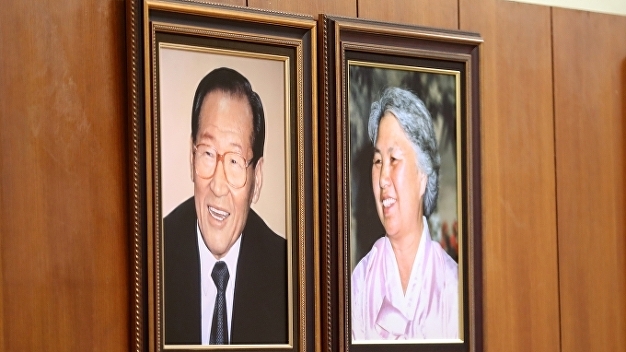 '고 변중석 여사 14주기' 범현대家 5개월 만에 다시 한자리에 - Vimarsana News