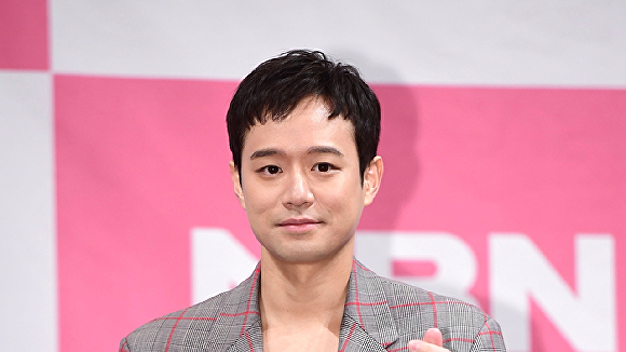 배우 천정명·심형탁, <b>롯데</b>-LG전 '<b>동백</b>시리즈' 시구 나서