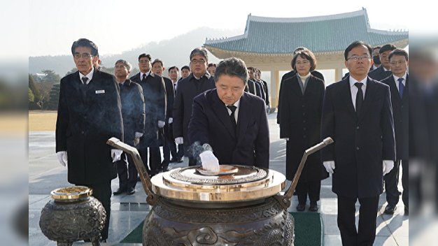 [포토] <b>남성현 산림청장</b>, 국립대전현충원 참배