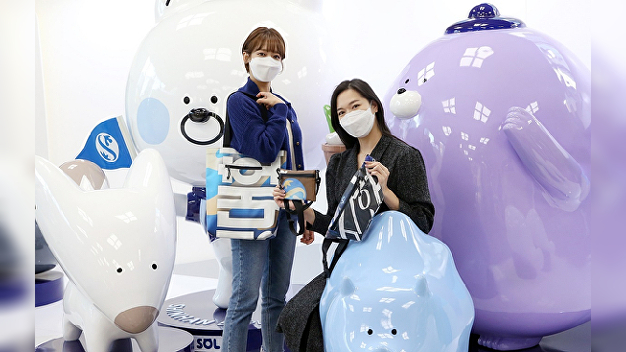 신한은행, 폐현수막으로 가방 제작…추첨된 고객에 제공 - 뉴스 썸네일 이미지