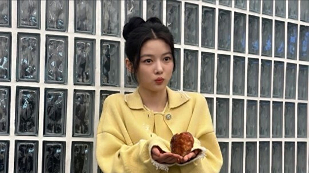 <b>김유정</b>, <b>닭강정</b> 들고 장꾸 표정...귀여워도 너무 귀엽네