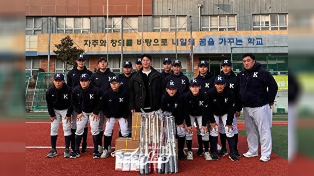 한화이글스 <b>노시환</b> 모교 후배들에 <b>야구</b>용품 선물