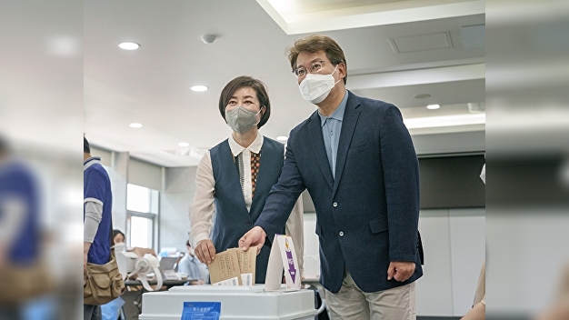 [포토] 사전투표하는 변성완 부산시장 후보 - 뉴스 썸네일 이미지