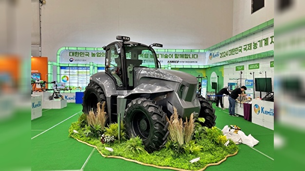 Revolutionizing Farming: World’s First 110kW Hydrogen Fuel Cell Tractor Rolls Out