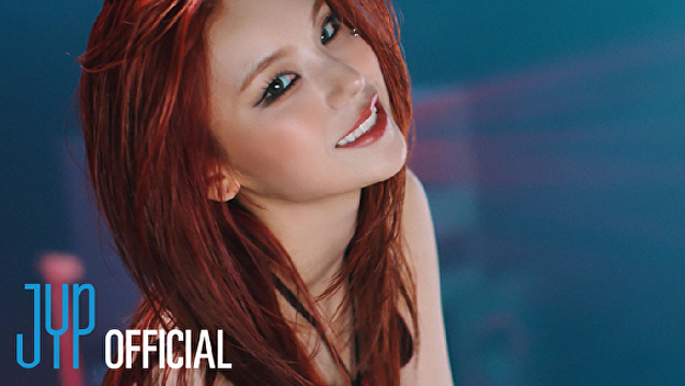 ITZY 예지, 당찬 '퀸 <b>아우라</b>'…뜨거운 <b>왕관</b> 든 무결점 비주얼