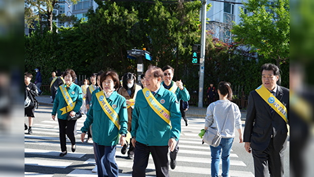 하윤수 부산교육감, 수영구 민·관 합동 통학안전 캠페인 참석 - 뉴스 썸네일 이미지